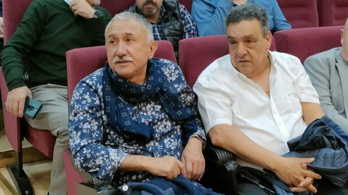 El secretario general de UGT, Pepe Álvarez (i), junto a Antonio Oviedo, hasta ahora líder de la federación de servicios, movilidad y consumo (FESMC).