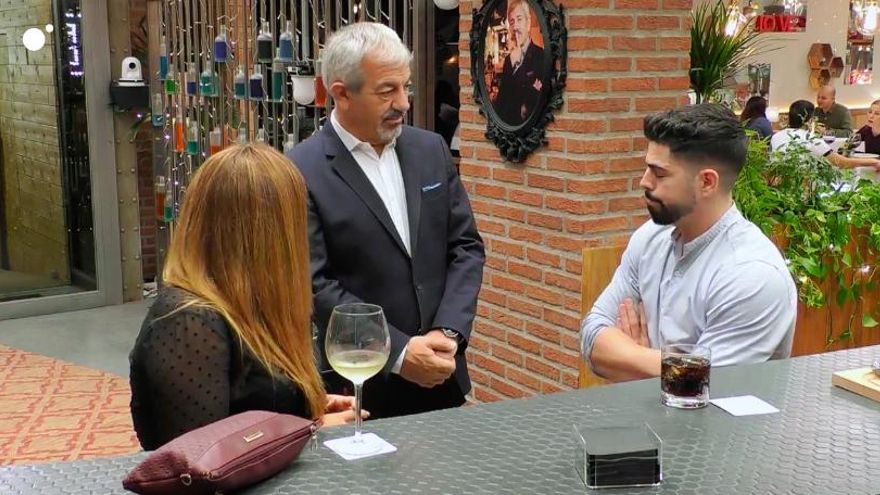 Rocío y José María hablando con Carlos Sobera