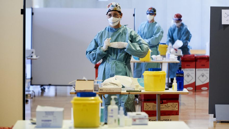 Una profesional sanitaria en un dispositivo de vacunación en Santander.