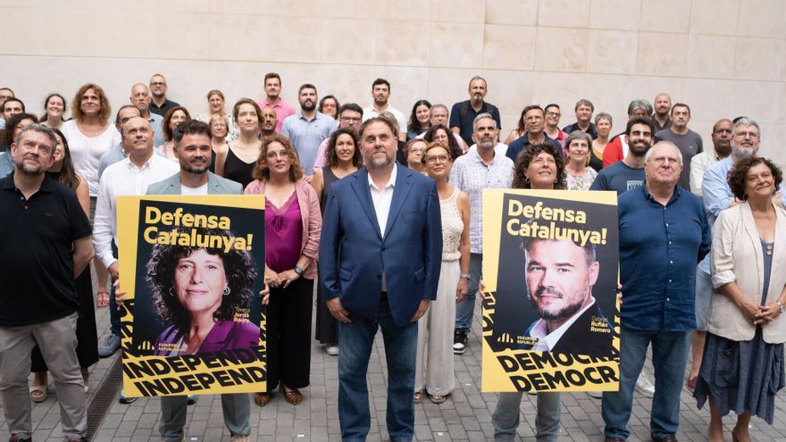El líder de ERC, Orio Junqueras, junto con el cabeza de lista de ERC al Congreso por Barcelona, Gabriel Rufián, y la número dos, Teresa Jordà, y el resto de miembros de la candidatura