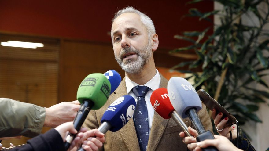 El consejero de Educación, Formación Profesional y Universidades, Sergio Silva, realiza declaraciones a la prensa