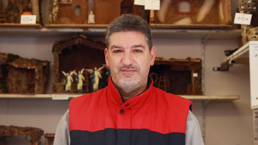 José Luis Jiménez, en su puesto de venta de belenes de la Plaza Mayor