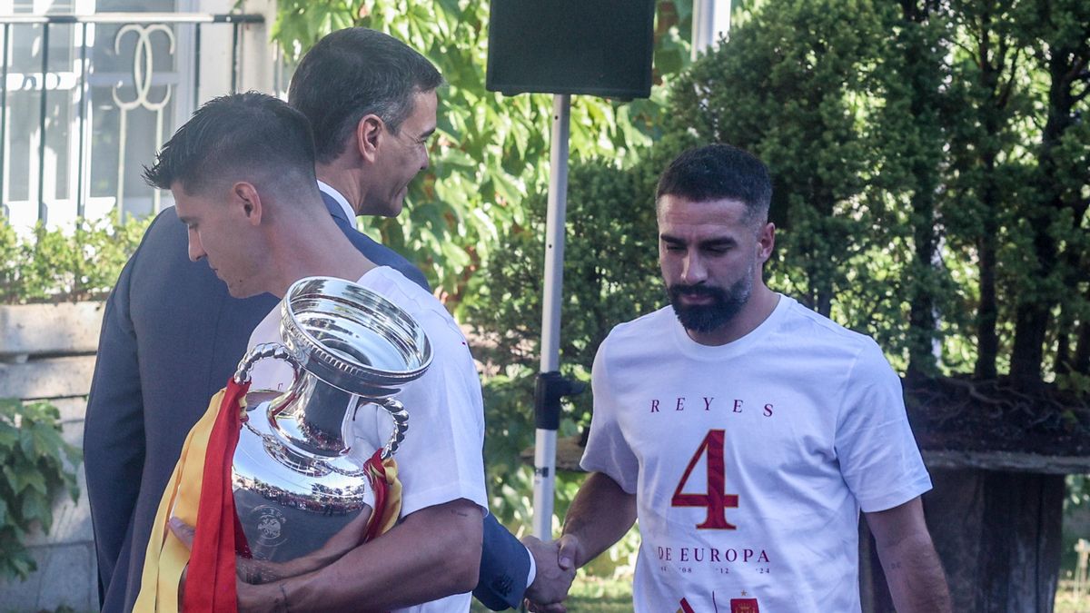 El presidente del Gobierno, Pedro Sánchez (2i), saluda al futbolista Dani Carvajal (1d) durante la recepción a la Selección española de Fútbol, campeona de la Eurocopa 2024