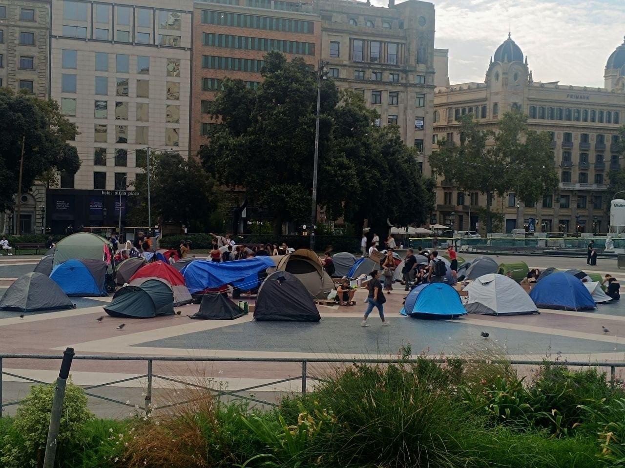 Imagen general de la acampada de Plaça Catalunya, tras la primera noche