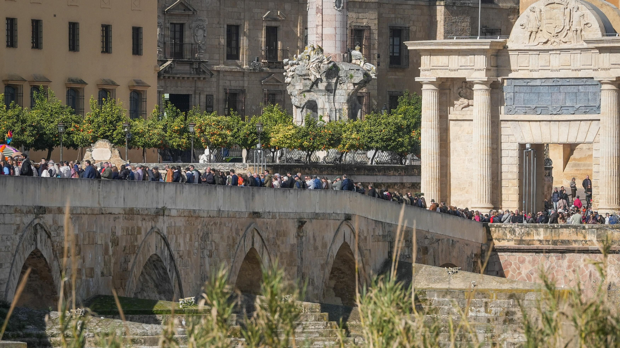Pasacalles de Carnaval en el Puente Romano