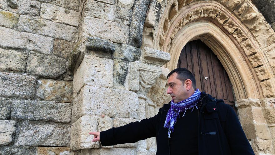 El alcalde de Castronuño señala el desgaste de los sillares, uno de los problemas del templo