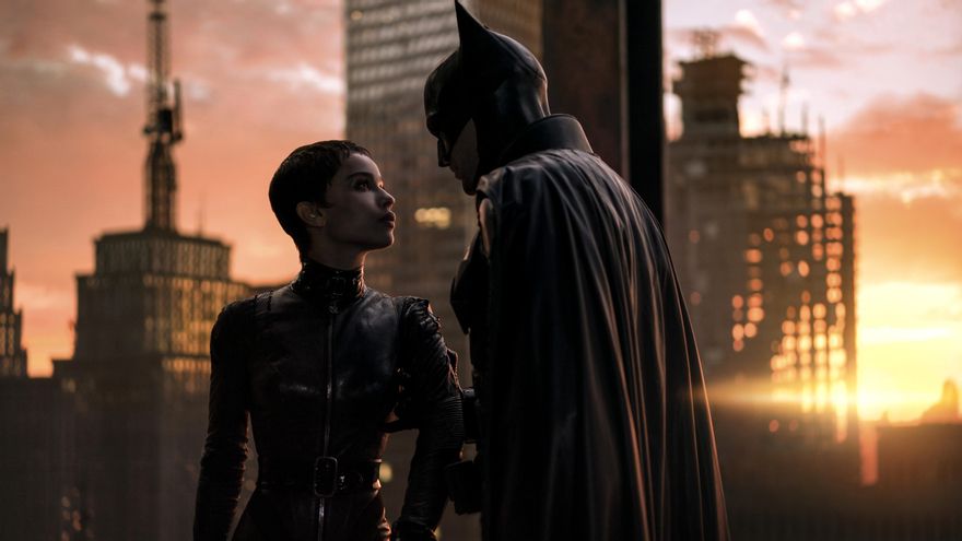 Fotograma cedido por Warner Bros donde aparecen Zoe Kravitz como Catwomen y Robert Pattinson como Batman, durante una escena de la película 'The Batman' 