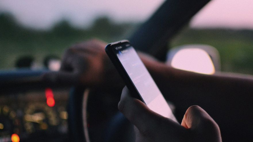 El móvil también nos entretiene al volante: concentra el 42 % de las denuncias, según la DGT