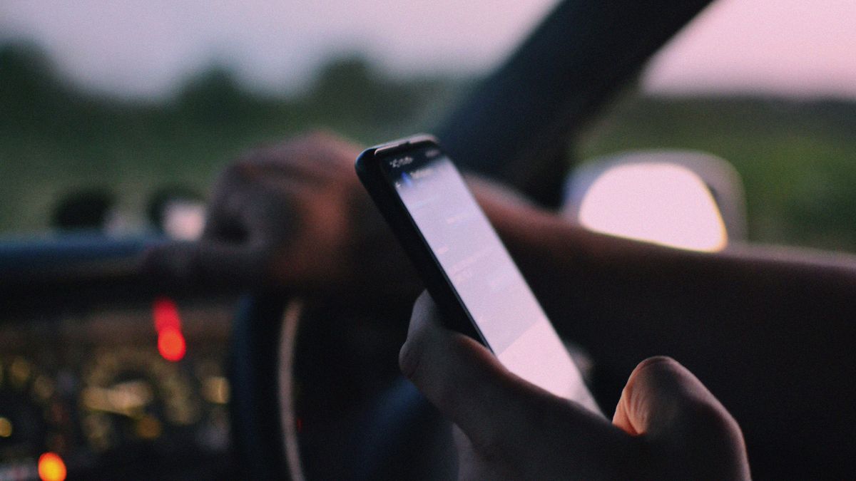 El móvil también nos entretiene al volante: concentra el 42 % de las denuncias, según la DGT
