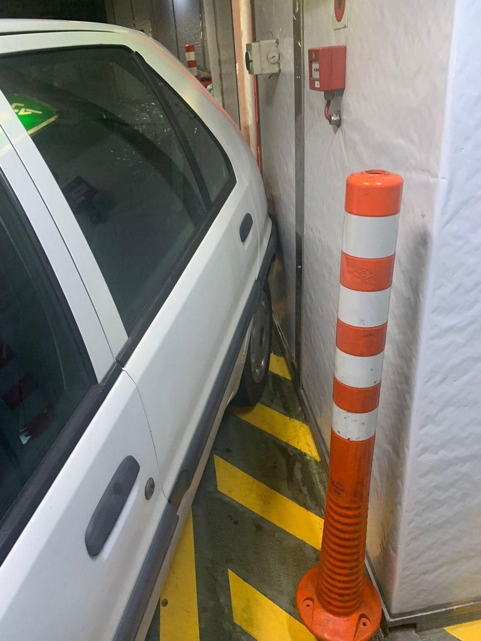 Uno de los dos coches rozados por la fuerte marea este lunes en el ferri