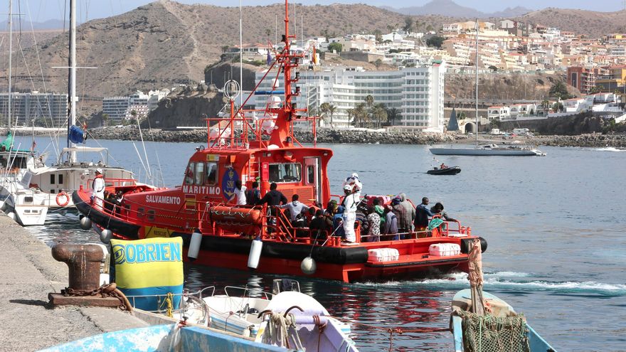 Salvamento sale al rescate de una patera a 5 kilómetros de Tenerife, la séptima llegada a Canarias este martes