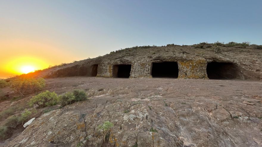 Amanece en la cueva de las cuatro puertas con el sol del otoño. Está ubicada en la cara norte de Montaña Bermeja (Telde). En la foto inferior, se aprecia el tamaño considerable de esta gruta artificial, con una longitud de diecisiete metros