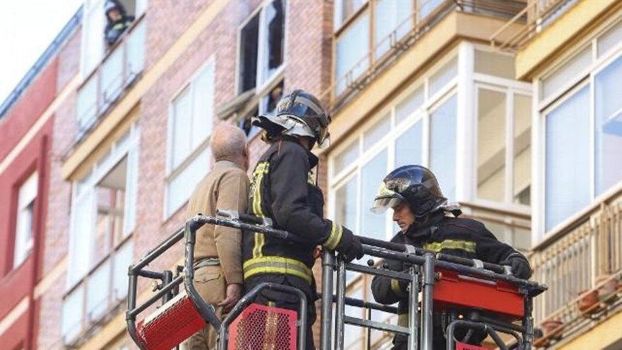 Carlos S. Campillo / ICAL Una persona resulta herida de gravedad en un incendio originado en una vivienda de la calle Suárez Ema de León.
