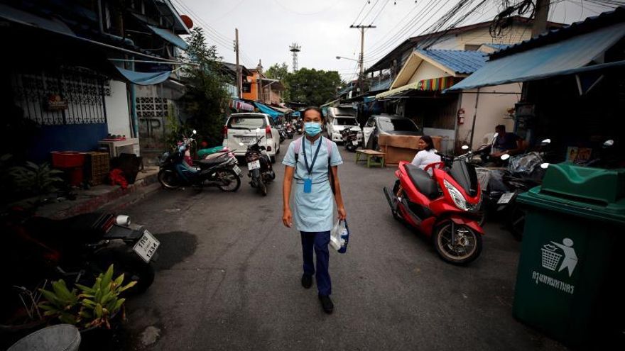 La tailandesa Wannisa Manatham, a la salida de su trabajo en Bangkok.