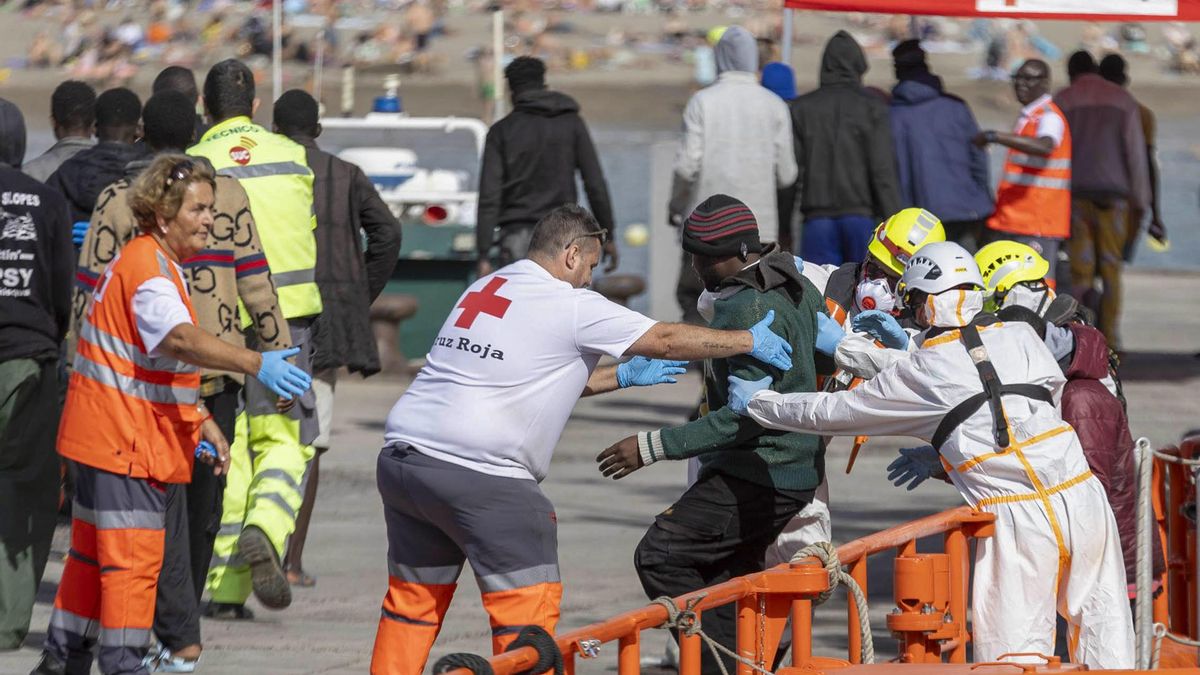 Llegada de un cayuco al Puerto de Los Cristianos. (EFE/ Miguel Barreto)
