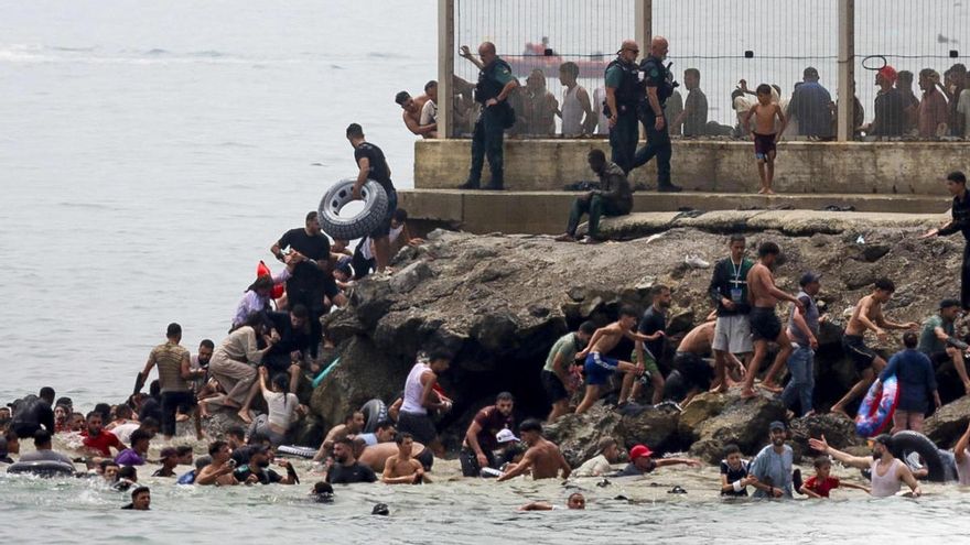 El Gobierno cierra la frontera de Melilla con Marruecos y despliega al Ejército en Ceuta