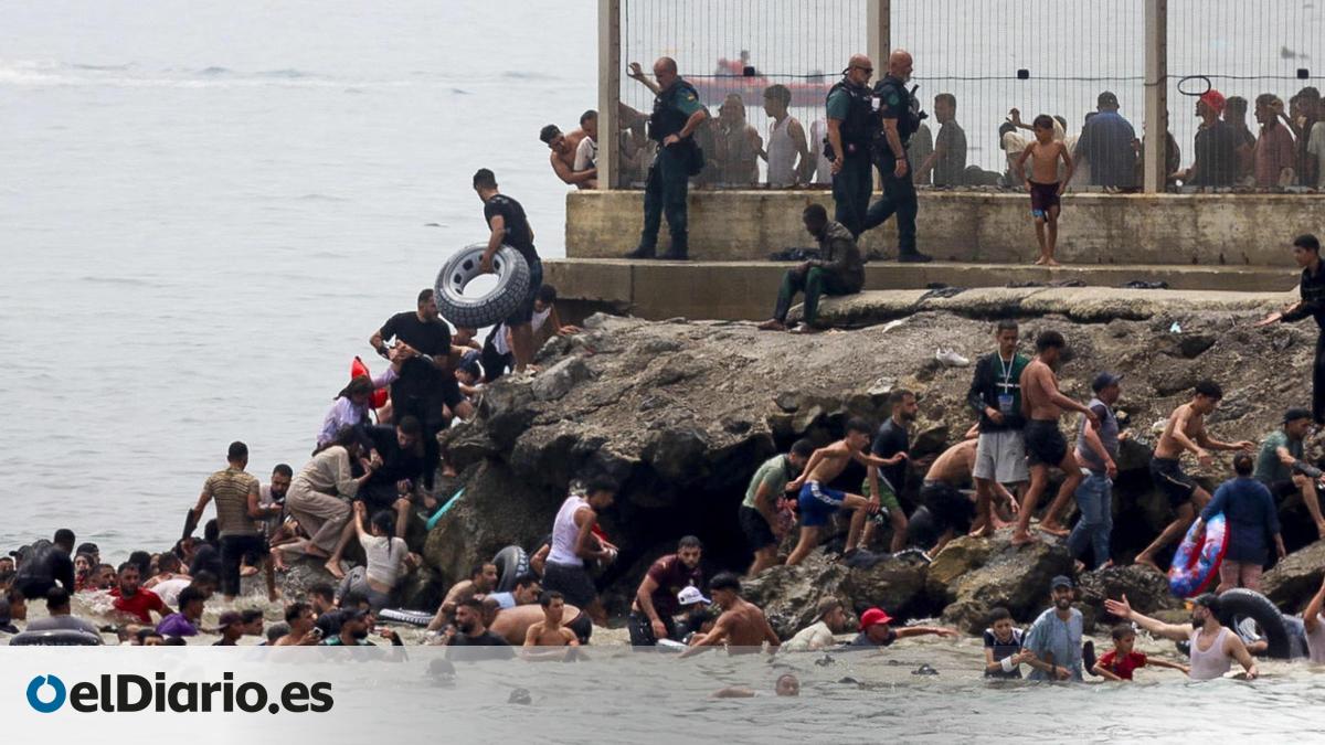 El Gobierno despliega al Ejército en Ceuta ante la entrada de miles de personas desde Marruecos