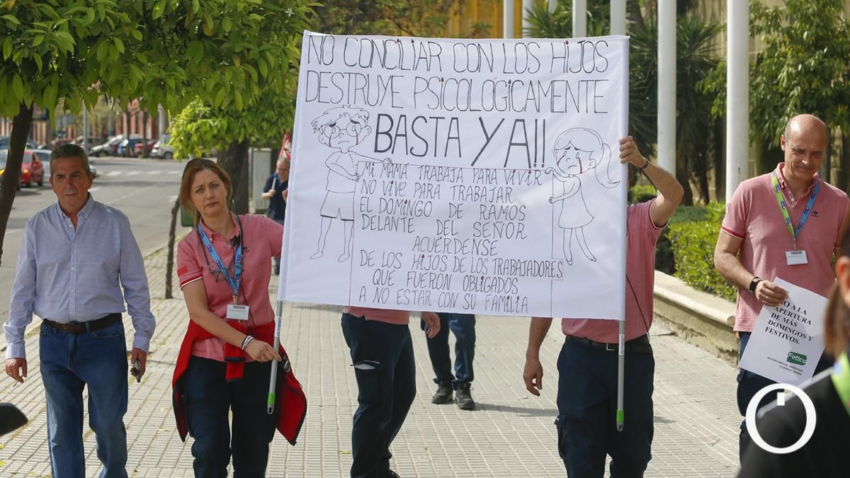 Protesta de trabajadores en de Carrefour La Sierra contra la apertura el Domingo de Ramos