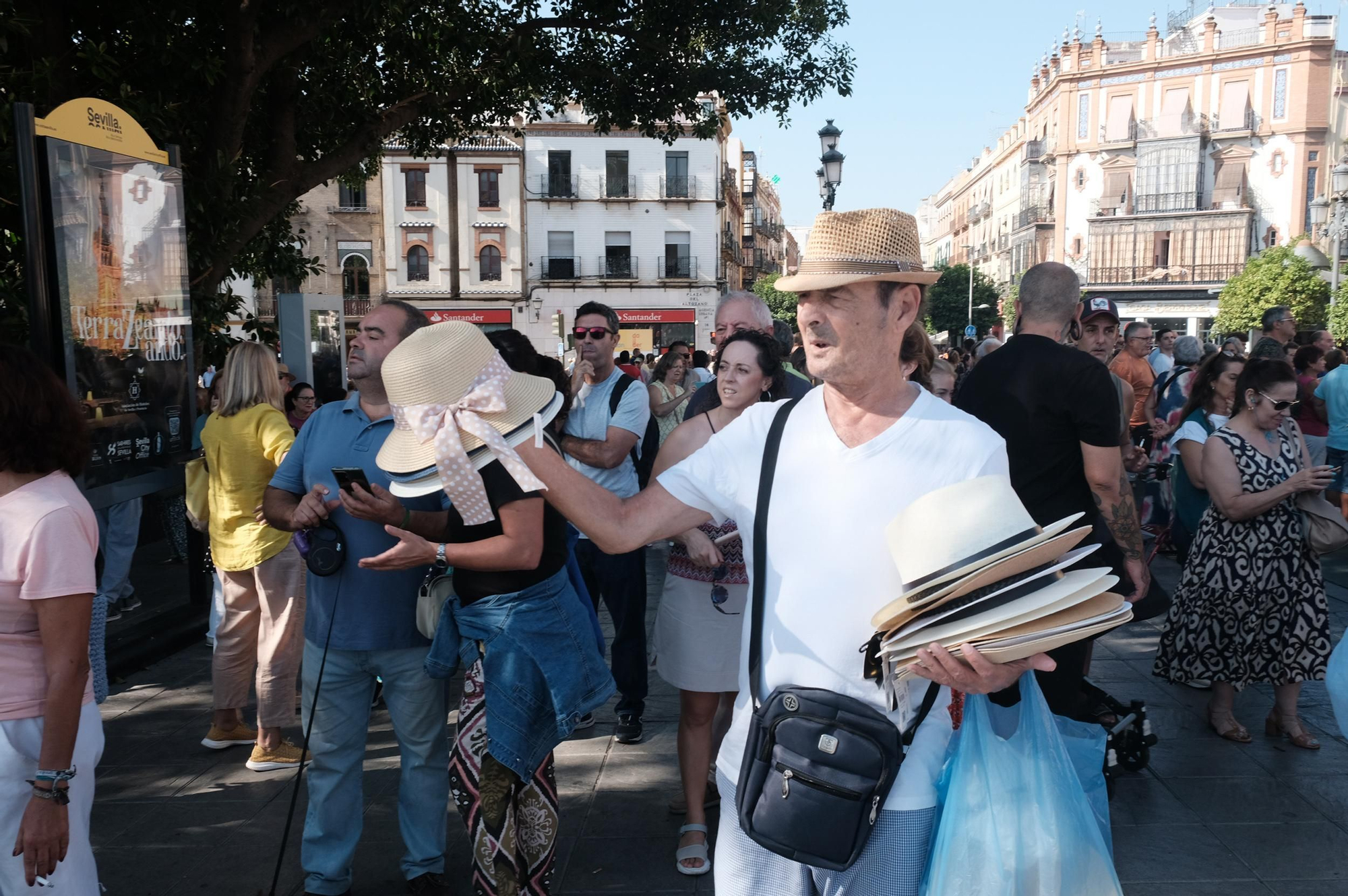 El último paseo de María Jiménez por las calles de Sevilla, en imágenes