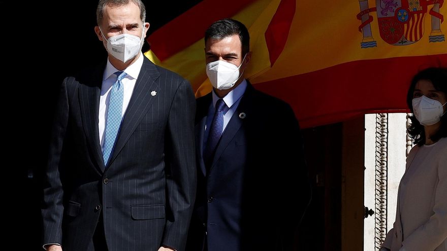 El rey Felipe VI (i), y el presidente del Gobierno, Pedro Sánchez (d), a su llegada a la ceremonia que se celebra, este martes, en el Congreso de los Diputados con motivo del 40 aniversario del 23F