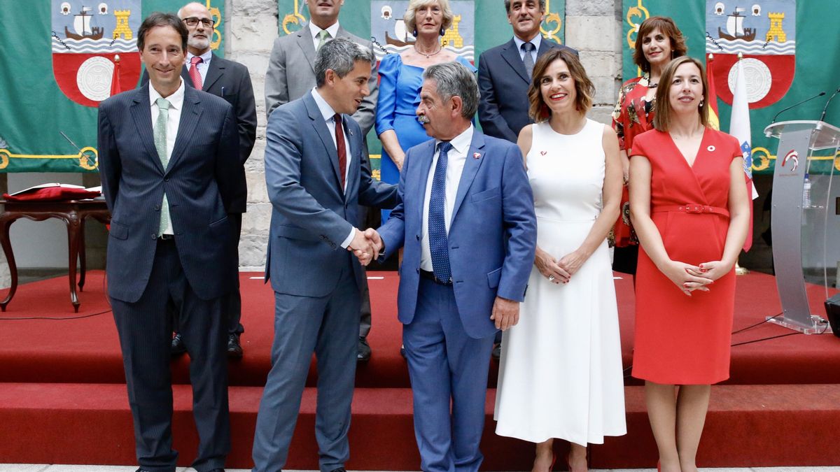 Foto de familia del Gobierno de Cantabria tras la toma de posesión de los consejeros. | LARA REVILLA
