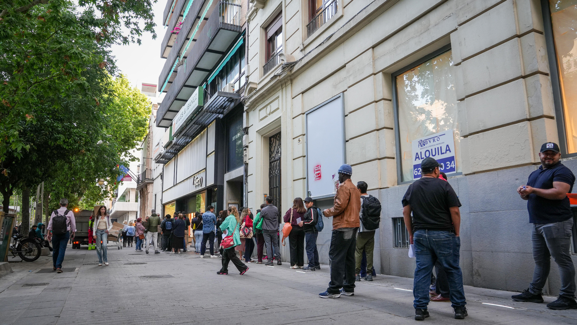 Largas colas de personas migrantes durante la atención presencial para su regularización