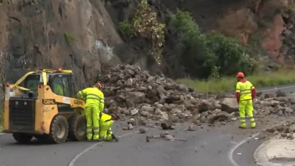Reabierta la TF-42 en Garachico tras el desprendimiento provocado por la borrasca Therese