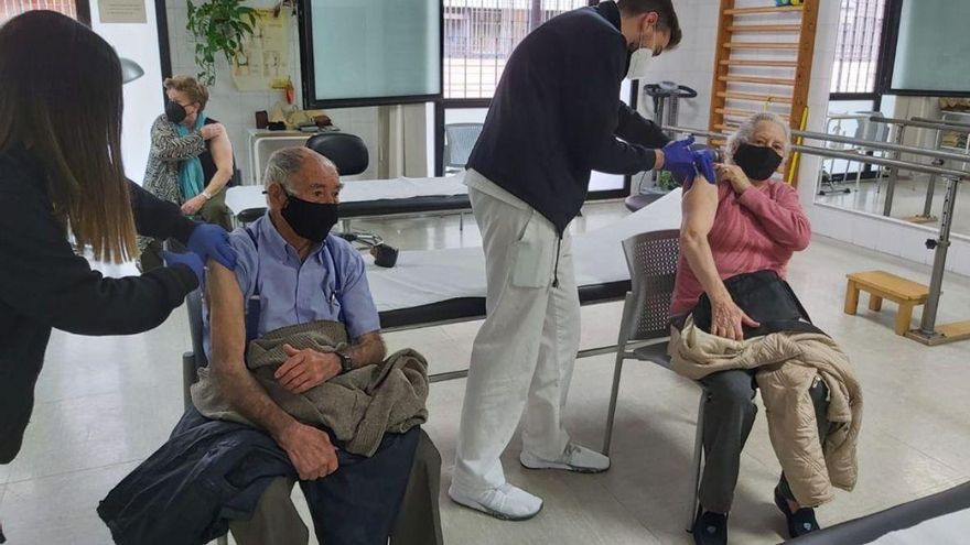 Varias personas son vacunadas contra la COVID-19 en Serrería (València).