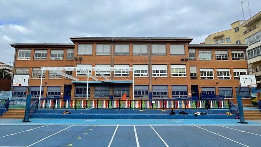 Obras sin terminar y biombos para separar a los niños en la nueva escuela infantil pública de Tetuán