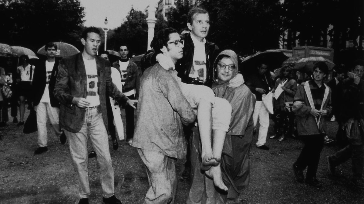 La acción 'Carrying' de Pepe Espaliú por las calles de Donostia, en 1992