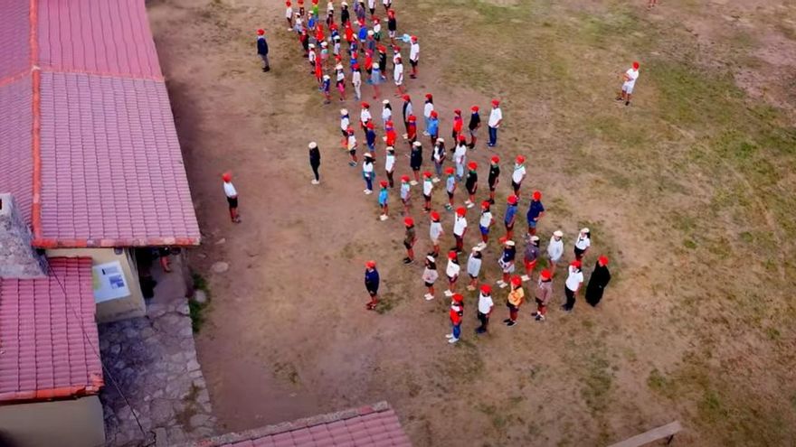 Boinas rojas, rosario e izado de bandera: los carlistas organizan un campamento para "formar" a niños desde los ocho años