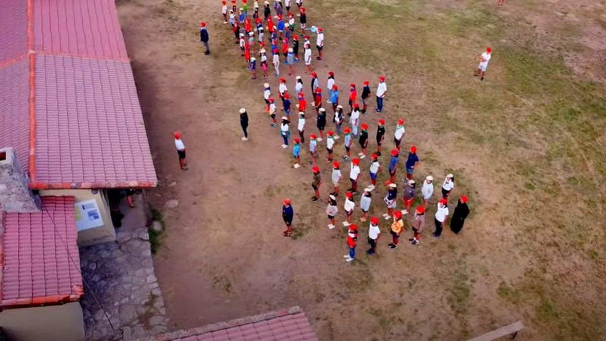 Boinas rojas, rosario e izado de bandera: los carlistas organizan un campamento para "formar" a niños desde los ocho años