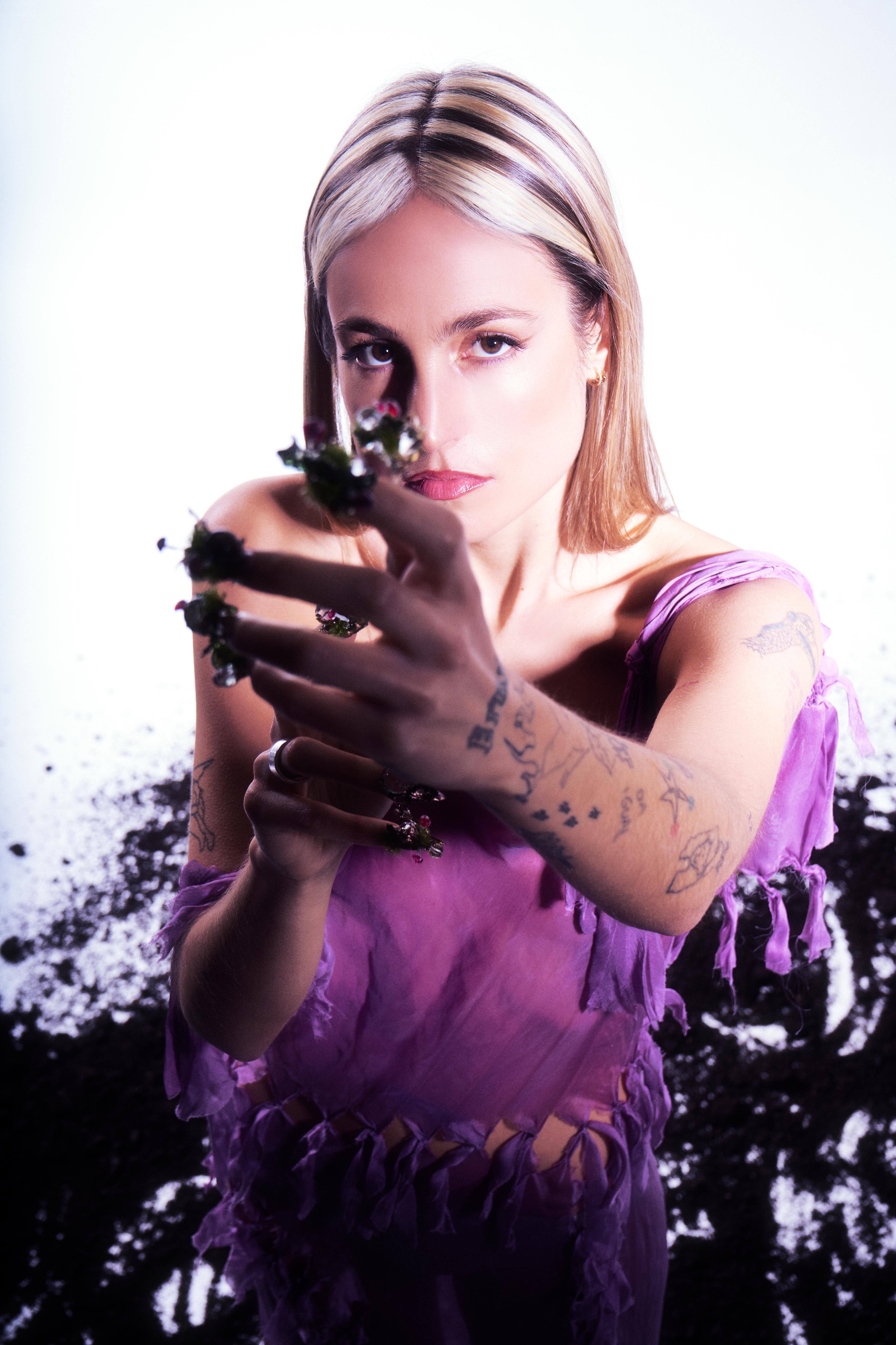 La cantante y artista María Escarmiento, para el estreno de su disco 'Cosas de brujas'