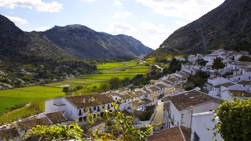 Así es el pueblo más alto de Cádiz, en plena Sierra de Grazalema y rodeado de un paisaje kárstico
