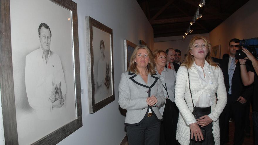 Carmen Cervera frente a un retrato del barón Hans Heinrich von Thyssen-Bornemisza pintado por Soler-Miret
