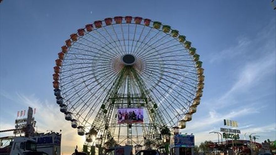 El parque de atracciones Vive Park abrió este Viernes de Dolores en la Calle del Infierno.