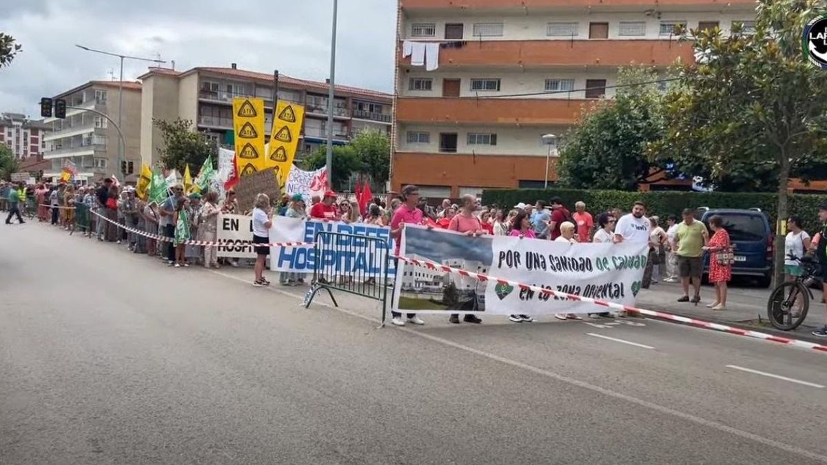 Alrededor de 5.000 personas se concentran en Laredo en defensa del hospital comarcal y del sistema sanitario público