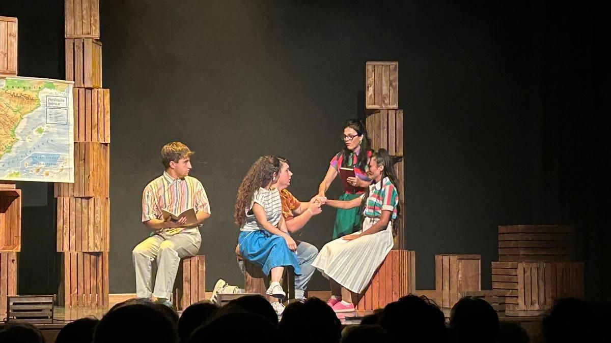 Los protagonistas de la adaptación teatral de Antonio Pereira 'Las peras de Dios', en la función en Carrizo de la Ribera. 