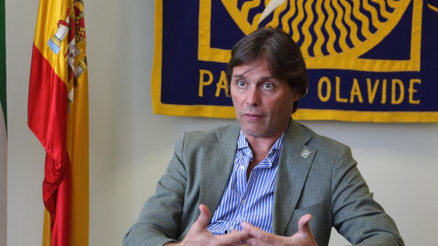 Francisco Oliva: "La universidad pública como ascensor social muestra signos de fatiga ante dos grandes amenazas, las privadas y la vivienda"