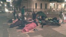 Miembros de la Asamblea 15M de Londres han pasado la noche frente a la embajada española / Foto: @15MLondon