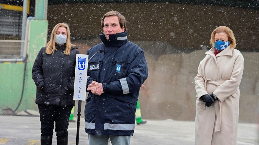 El alcalde de Madrid, José Luis Martínez Almeida (c), hace una declaración a la prensa mientras visita este jueves un cantón de limpieza viaria del distrito de Villa de Vallecas para conocer el dispositivo del Plan de Emergencias Invernales del Ayuntamiento de Madrid acompañado por las delegadas de las áreas de Portavocía, Emergencias y Seguridad, Inmaculada Sanz (i); y de Obras y Equipamientos, Paloma García Romero (d). EFE/Víctor Lerena
