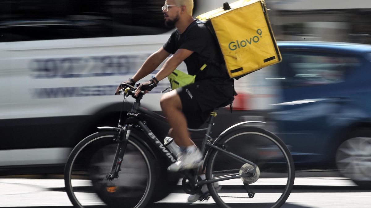 Archivo - Un rider de la empresa de reparto de comida a domicilio Glovo