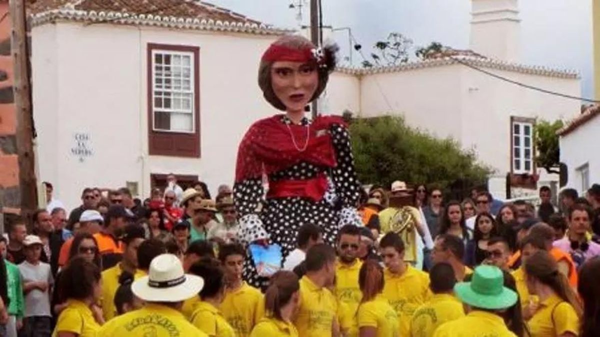 La Bajada de La Pepa anuncia el inicio de La Fiesta de la Cruz de Las Canales de El Paso.