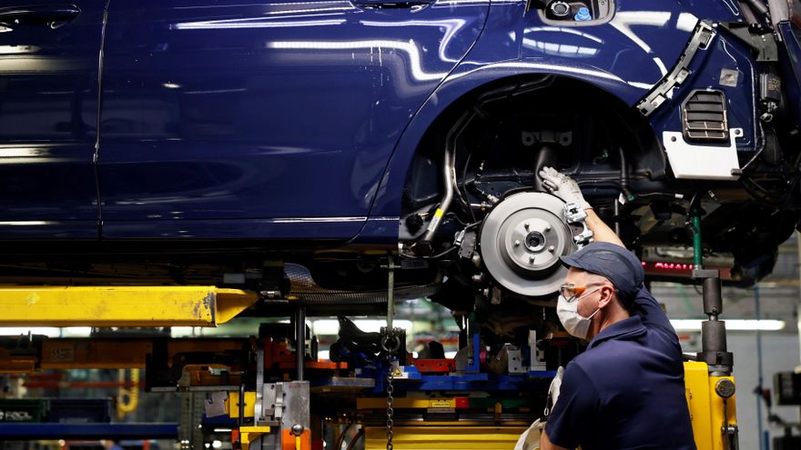 Un trabajador en la planta de Ford Almussafes. EFE/ Biel Aliño