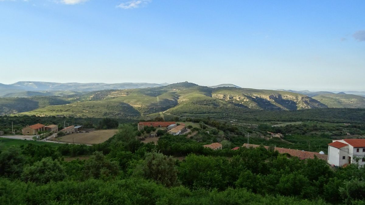 La serra d’En Segures, vista des de Culla, amb l’ermita de Sant Cristòfol, escenari dels combats entre la 4a de Navarra i els republicans de la 32 Brigada Mixta.