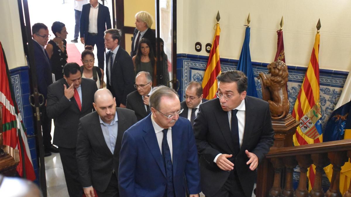 El ministro de Exteriores, José Manuel Albares, y el presidente de Ceuta, Juan Jesús Vivas, este martes en la ciudad autónoma