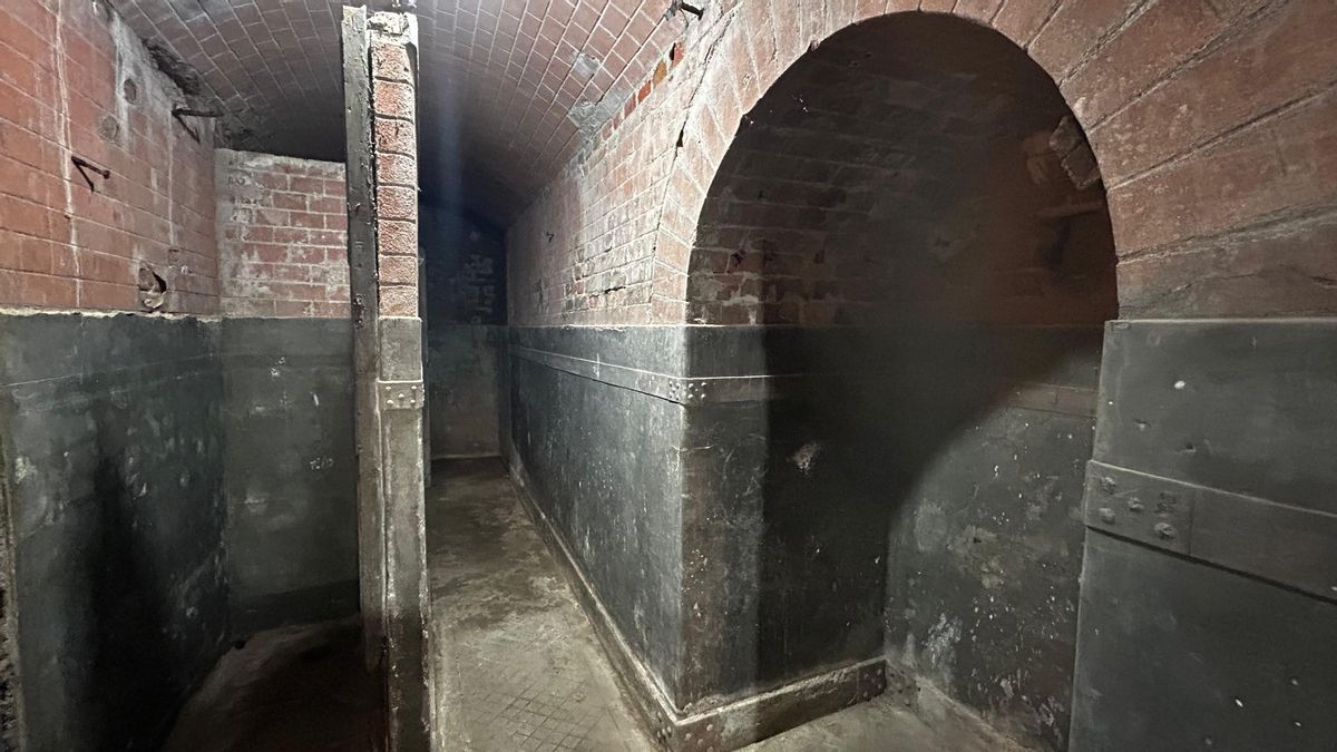 Primera estancia del refugio, en la que se encuentra lo que podría ser una especie de letrina o ducha