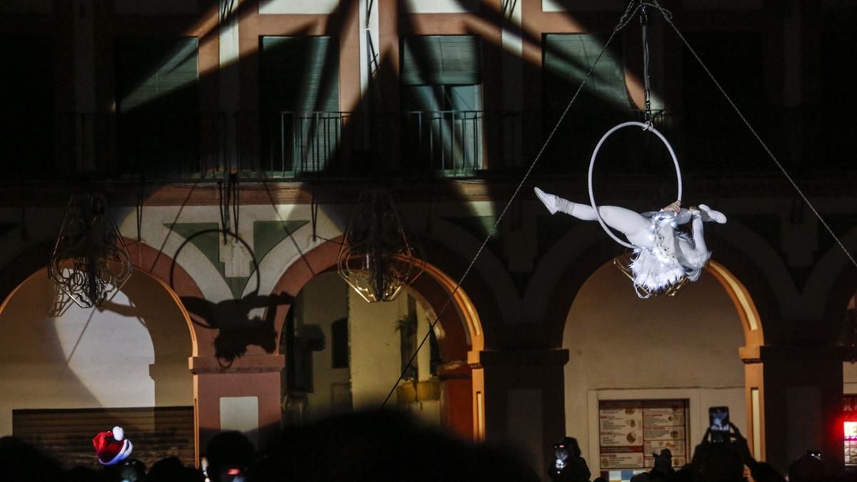 Espectáculo aéreo en la plaza de la Corredera