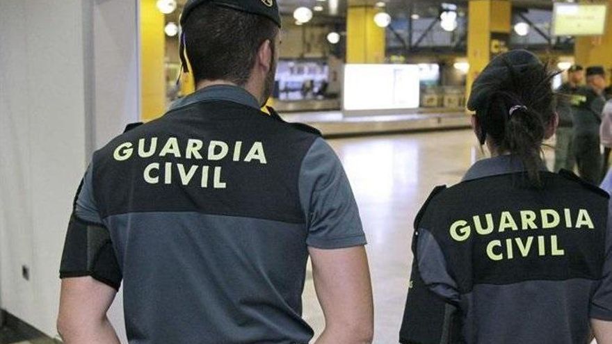 Archivo - Imagen de recurso de agentes de la Guardia Civil en el aeropuerto Adolfo Suárez Madrid-Barajas.