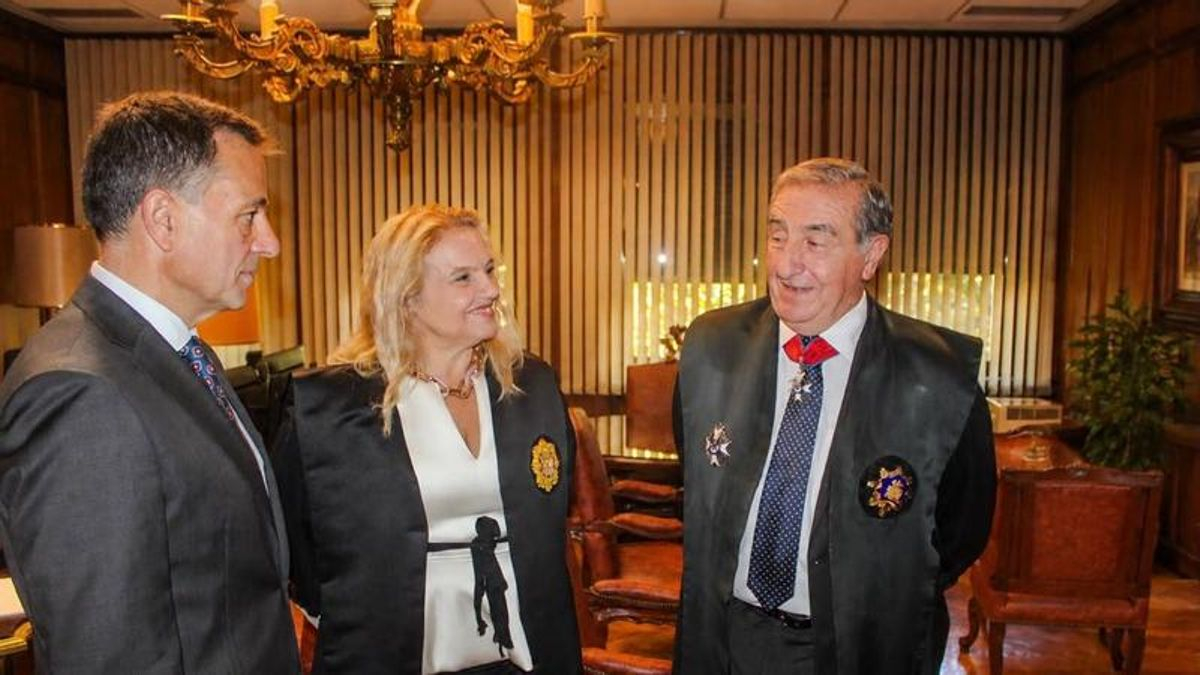 El alcalde de Albacete (izq.) junto a la presidenta del Tribunal Superior de Justicia de la comunidad y el fiscal jefe, con motivo del inicio del Año Judicial en Castilla La Mancha